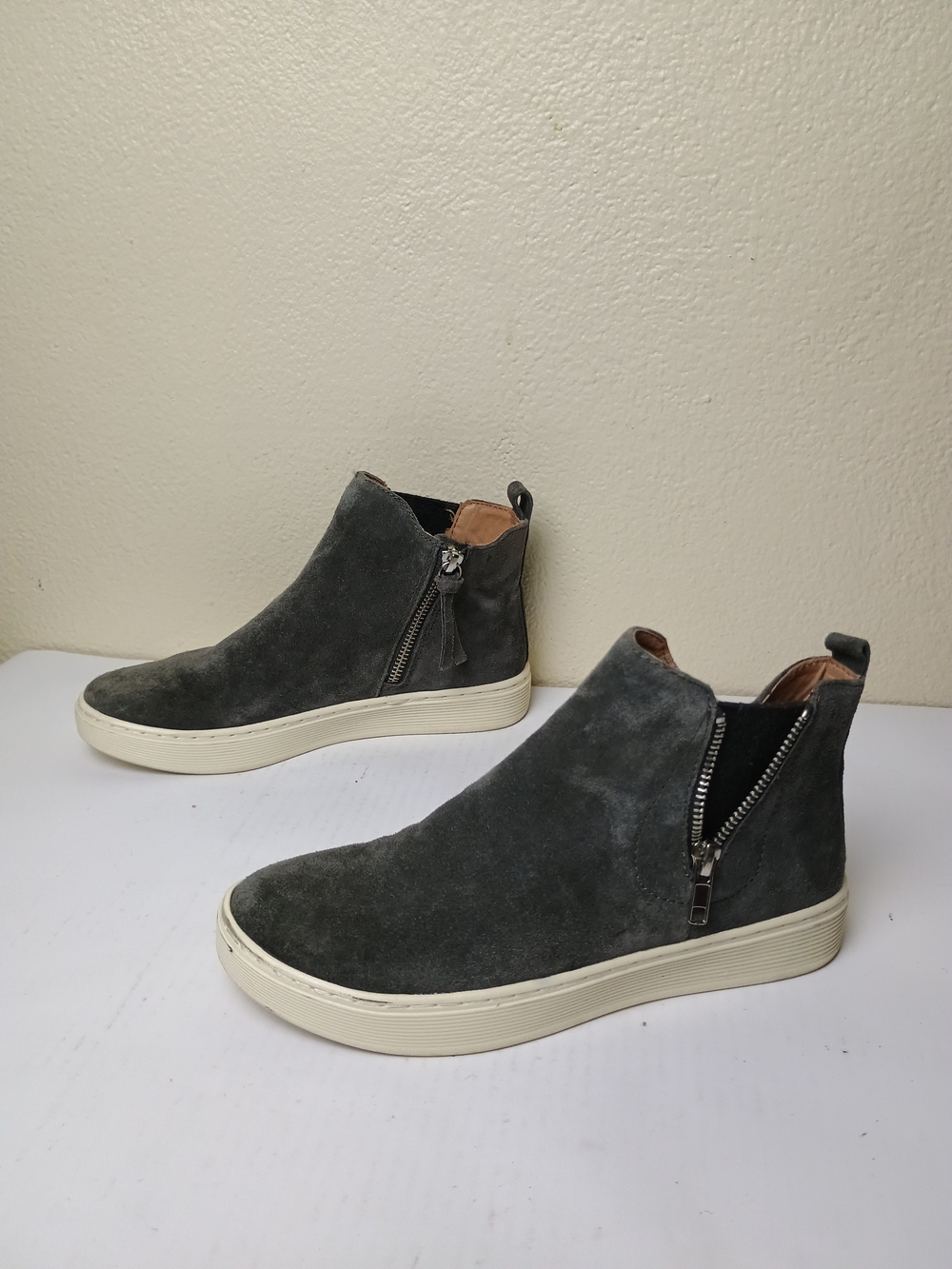 Sofft Britton 6M Women's Suede High-Top Sneakers in Dark Gray with Cream Sole